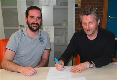 Werner Klöckner (r.) bei der Vertragsunterzeichnung mit CHEV-Präsident Frank Link
