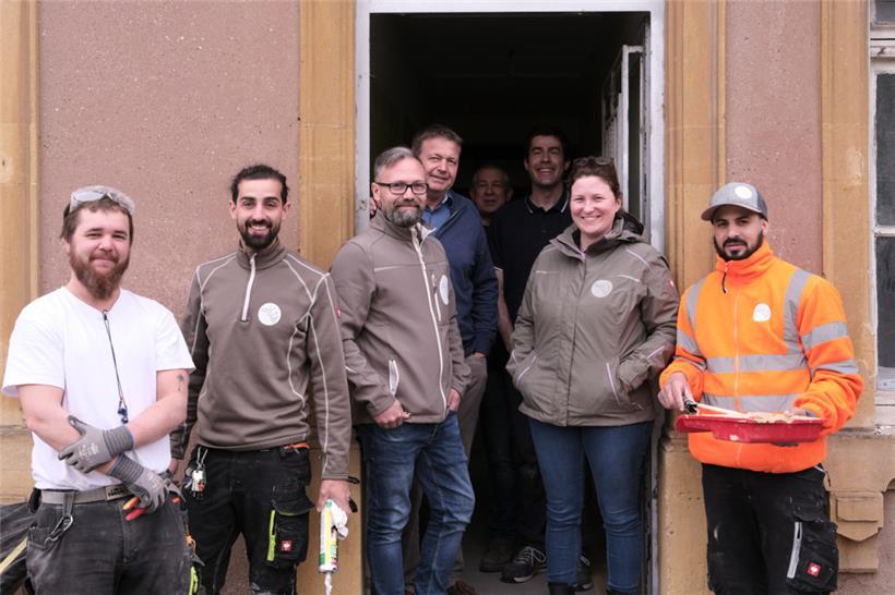 Wetten, dass … wir das Haus in vier Wochen renoviert haben! Gemeindedienste und viele Freiwillige legen sich dafür mächtig ins Zeug – und bleiben gutgelaunt.
