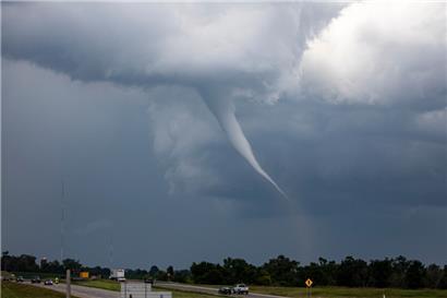 Wetterphänomen der gefährlichen Art: In diesem Bild ist ein Tornado zu sehen, der am 25. Juni 2024 in der Nähe der Stadt Cedar Rapids (Iowa) durch die Lande pflügt. Von den Luxemburger Tornados gibt es leider keine guten Fotos. 
