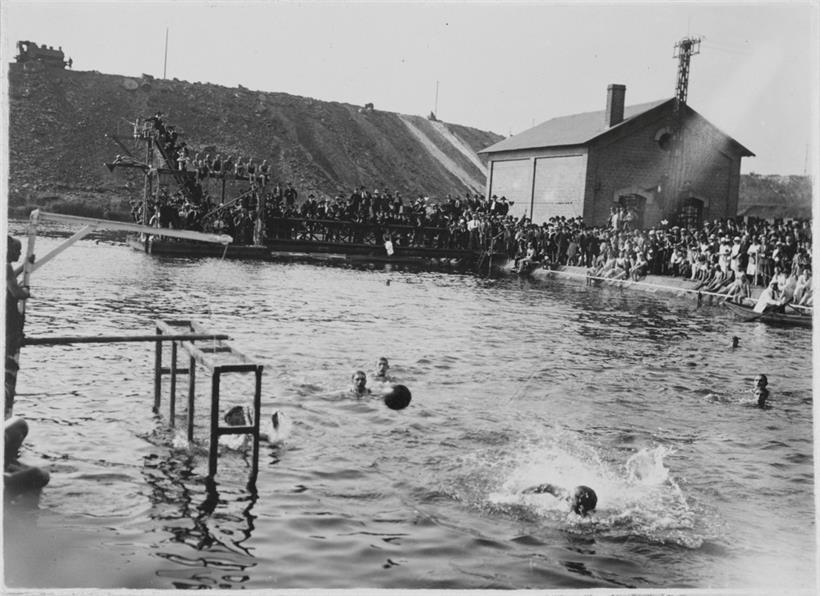 Wichtiger Bestandteil der Schwimm-Meetings der ERA waren die Wasserballspiele, d...