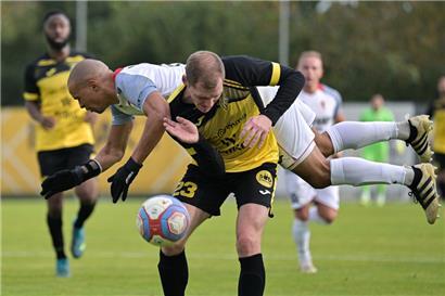 Wichtiges Duell: Niederkorn (in Gelb: Adrien Ferino) gegen Hesperingen (in Weiß: Bryan Mélisse)
