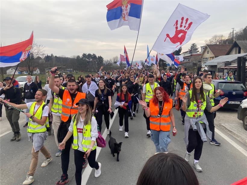 Wie Befreier begrüßt: Demonstranten beim Sternmarsch nach Belgrad bei der Ankunft im serbischen Dorf Brdjani
