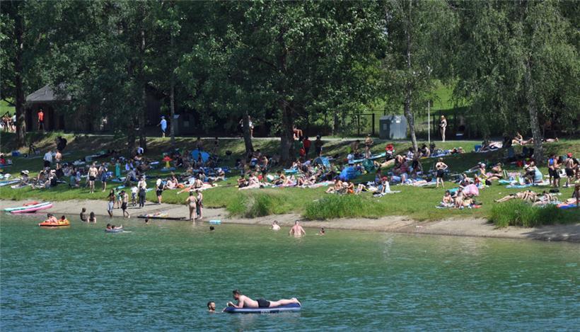 Wie an den Wochenenden zuvor waren auch am Samstag wieder alle Strände am Stausee gut gefüllt
