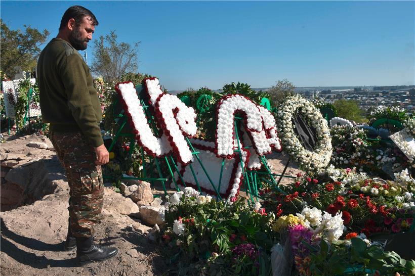 Wie auf dem Militärfriedhof in Yerewan wird auch auf aserbaidschanischer Seite an neuen Gräbern um die Gefallenen getrauert – um den Krieg zu beenden, hält Südkaukasus-Experte Markedonow Zugeständnisse auf beiden Seiten für nötig
