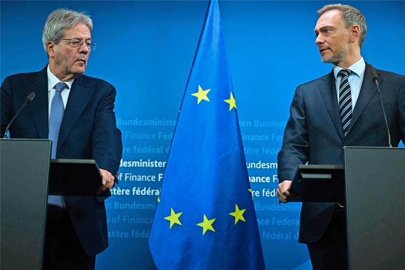 Wie auf den „Inflation Reduction Act“ der USA reagieren? EU-Wirtschaftskommissar Paolo Gentiloni (l.) könnte sich ein neues Subventionsprogramm vorstellen, was dem deutschen Finanzminister Christian Lindner jedoch missfällt.
