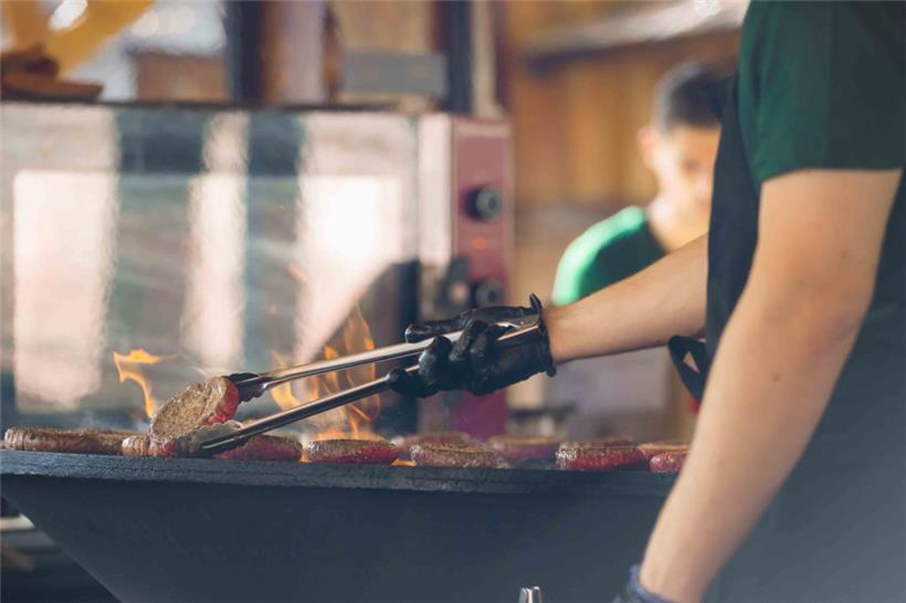 Wie das Riesenrad, gehört Gegrilltes zur „Schueberfouer“ einfach dazu