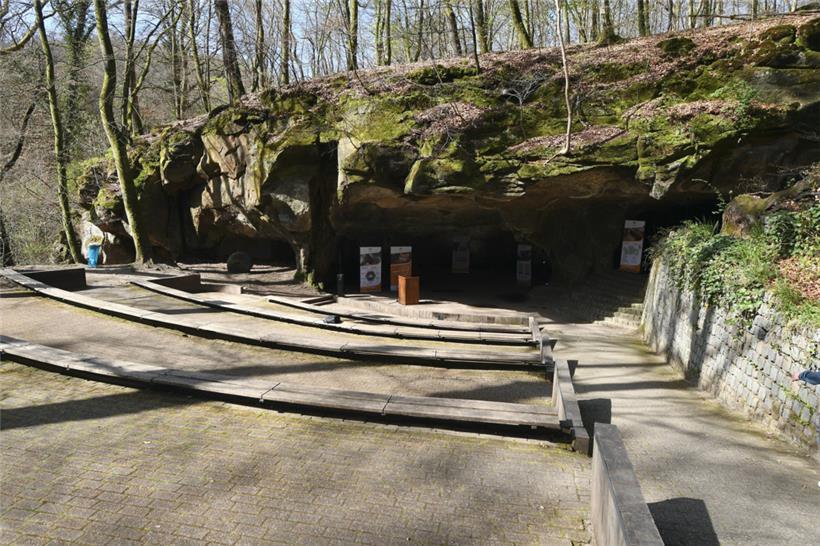 Wie die „Huel Lee“ ist auch die in der Nähe gelegene Höhle beim Amphitheater bei...