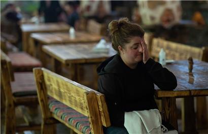 Wie diese Frau sind zahlreiche Zivilisten aus Berg-Karabach in die armenische Grenzstadt Goris geflohen
