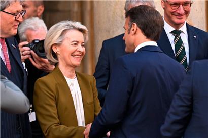 Wie echt dieses Lachen wohl ist? Ursula von der Leyen (L) könnte durch Hinterzimmergeschacher unter anderem von Frankreichs Präsident Emmanuel Macron trotz wahrscheinlichem Wahlsieg als Kommissionspräsidentin ersetzt werden. 
