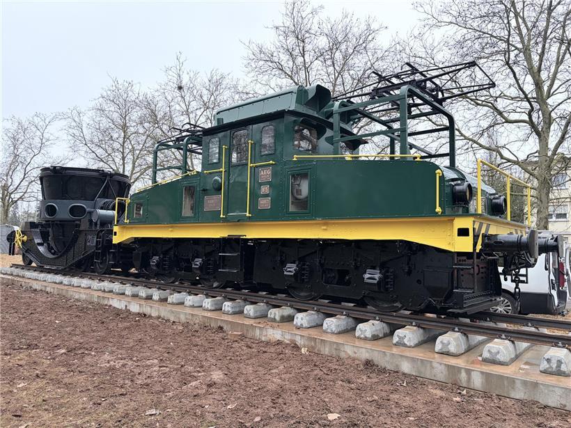 Altes Ehepaar symbolisch als Lokomotive und Schlackenwagen, die gemeinsam ihren Lebensabend verbringen