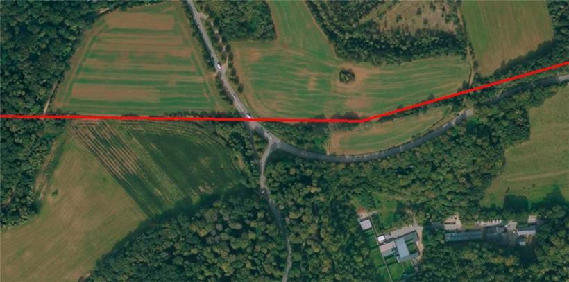 Wie eine gerade Linie fuhr die Tram von Esch nach Kayl über den „Kayler Poteau“. Aus der Luft machen Bäume und Büsche die Strecke von damals sichtbar. Kurz vor dem Überqueren der Straße bog die Trasse nach Rümelingen rechts ab.
