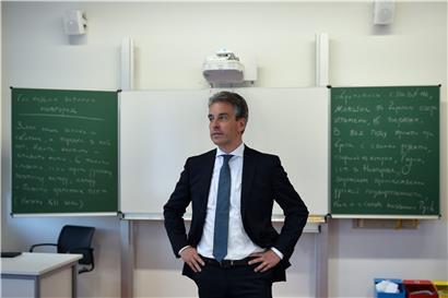 Wie es am 4. Januar in den Schulen weitergehen soll, wird in den Weihnachtsferien Ende Dezember erörtert. Bildungsminister Claude Meisch navigiert in der Corona-Pandemie auf Sicht.
