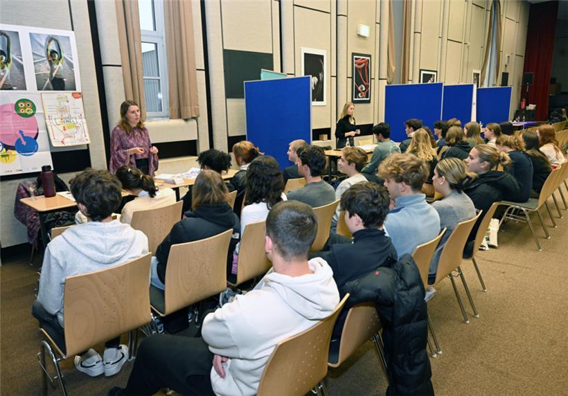 Wie funktioniert Demokratie? Mitglieder der Parteien und „Conférence nationale des élèves“ standen den Schülerinnen und Schülern Rede und Antwort.
