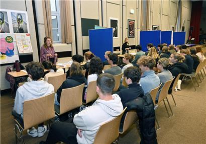 Wie funktioniert Demokratie? Mitglieder der Parteien und „Conférence nationale des élèves“ standen den Schülerinnen und Schülern Rede und Antwort.
