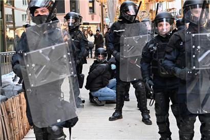 Wie heißt es so schön: „Mit einer geballten Faust kann man keinen Händedruck wechseln“.
