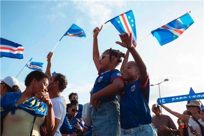 Wie hier in São Vicente gab es kein Halten mehr bei den Fans von Kap Verde
