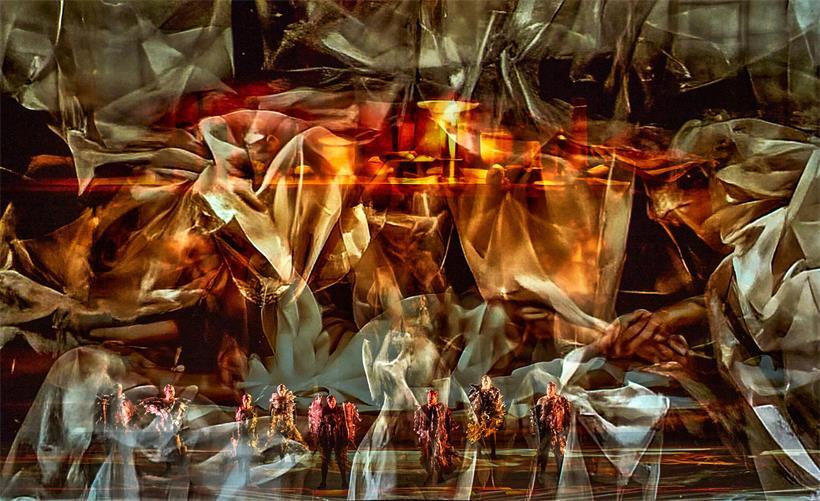 Wie im Fiebertraum: Szene aus „Das Rheingold“ aus dem Ring der Nibelungen von Richard Wagner, bei den 150. Bayreuther Festpielen mit KI inszeniert