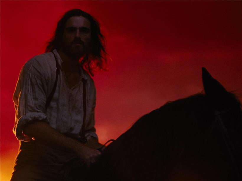 Heathcliff vor glutrotem Horizont symbolisiert Verlust und Melodram wie in Vom Winde verweht