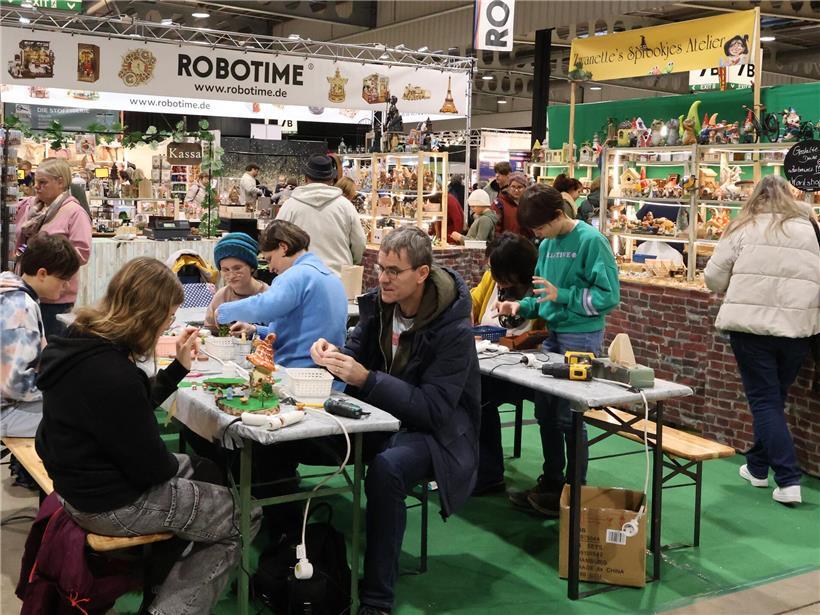 Besucher bei der Expo Creativ 2024, lebhaftes Treiben und kreative Inspiration für neue Bastelprojekte