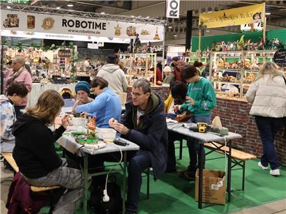 Besucher bei der Expo Creativ 2024, lebhaftes Treiben und kreative Inspiration für neue Bastelprojekte
