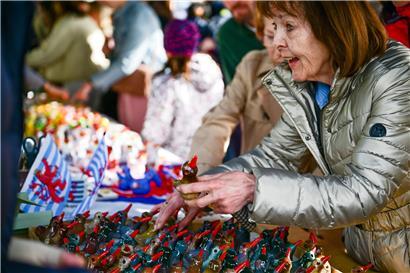 Péckvillcher-Tradition: Menschen in Trachten feiern jährlich das Fest mit handgemachten Lebkuchenherzen