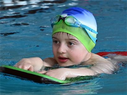 Wie kleine Delfine im Wasser: Beim „Swim & run“ geht es vor allem um den Spaß