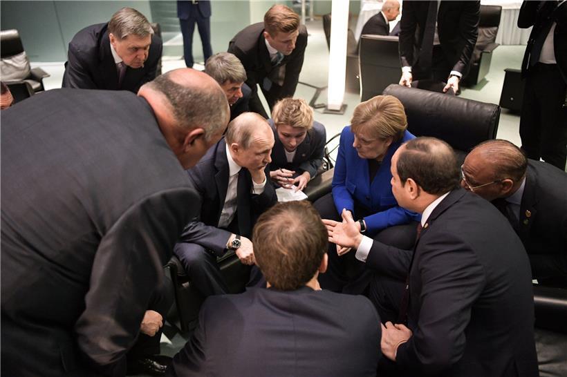 Wie kommen wir da bloß wieder raus? Beziehungsweise: Wie bleiben wir in dem Geschäft bloß drin? Die Präsidenten Ägyptens und Russlands, Al-Sisi und Putin, Deutschlands Kanzlerin Merkel und Frankreichs Präsident Macron stecken in Berlin die Köpfe zusammen, um eine Lösung für den Libyen-Konflikt zu finden. 
