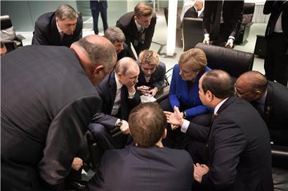 Wie kommen wir da bloß wieder raus? Beziehungsweise: Wie bleiben wir in dem Geschäft bloß drin? Die Präsidenten Ägyptens und Russlands, Al-Sisi und Putin, Deutschlands Kanzlerin Merkel und Frankreichs Präsident Macron stecken in Berlin die Köpfe zusammen, um eine Lösung für den Libyen-Konflikt zu finden. 
