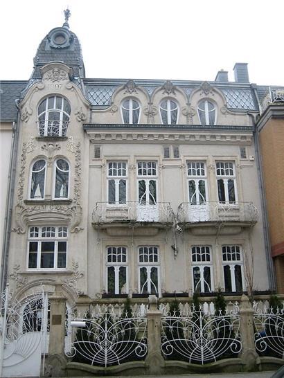 Wie man historische Bausubstanz erhalten und sinnvoll nutzen kann: Das 1907 im Jugendstil erbaute Meder-Haus in Esch beherbergt heute ein Jugendhaus
