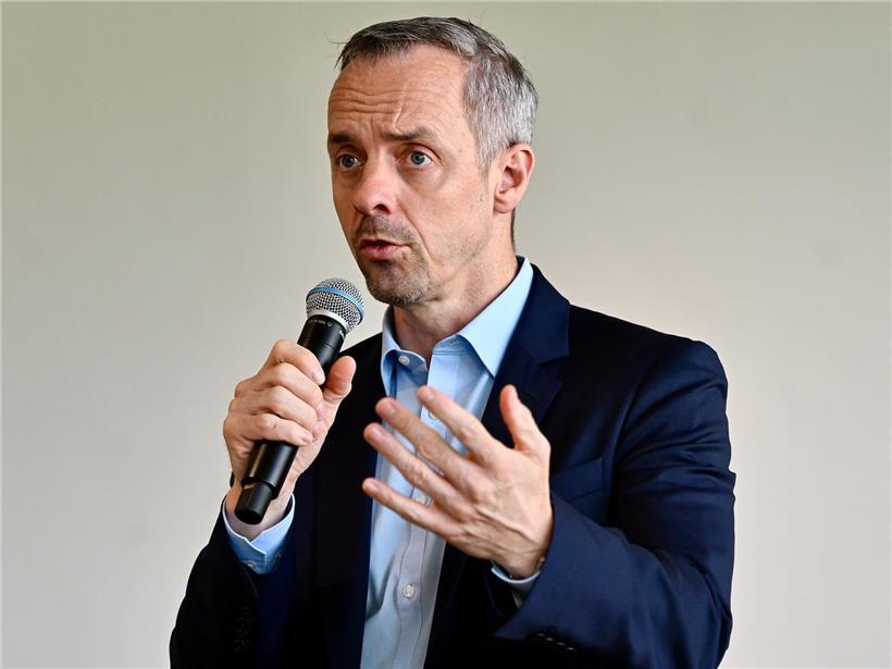 Georges Mischo, ehemaliger RTL-Sportkorrespondent, spricht vor Publikum und erklärt, wie man sich Gehör verschafft