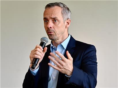 Georges Mischo, ehemaliger RTL-Sportkorrespondent, spricht vor Publikum und erklärt, wie man sich Gehör verschafft