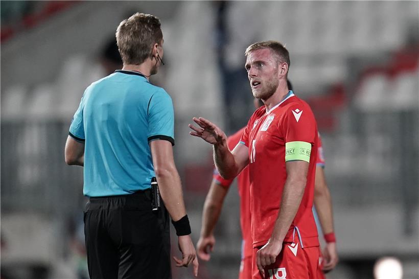 Wie schon gegen Montenegro kommen auch heute die Unparteiischen aus Belgien. Laurent Jans und seine Teamkollegen hoffen diesmal auf eine bessere Leistung des Schiedsrichtergespanns.
