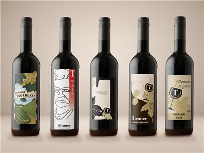 Weinglas mit rotem Wein vor Weinreben, Symbol für Weinqualität und Geschmacksauswahl