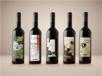 Weinglas mit rotem Wein vor Weinreben, Symbol für Weinqualität und Geschmacksauswahl