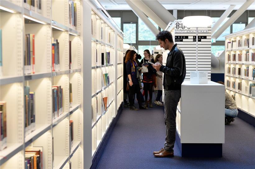 Wie viel es dem jungen Mann wohl wert ist, dieses Buch ansehen zu können – vielleicht zwei Euro?
