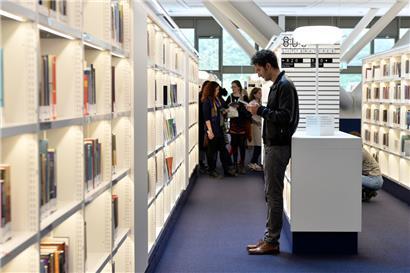 Wie viel es dem jungen Mann wohl wert ist, dieses Buch ansehen zu können – vielleicht zwei Euro?
