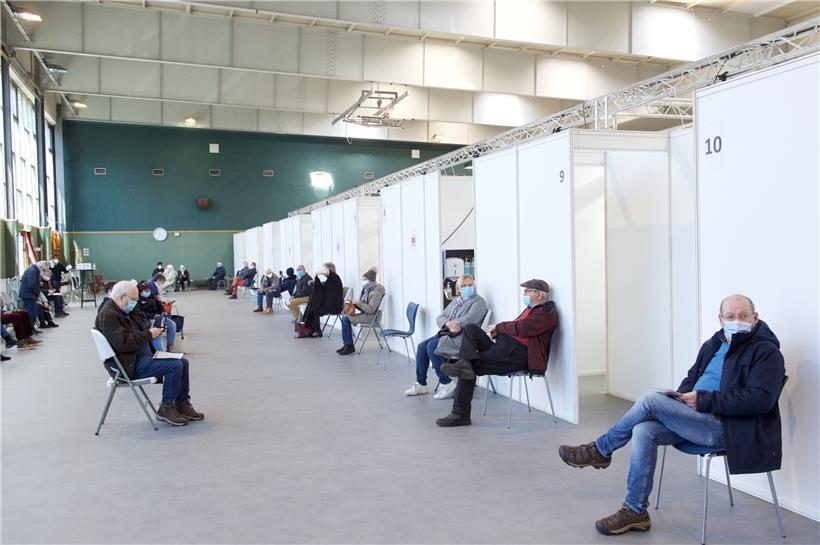 Wie viele Impflinien in Betrieb genommen werden, hängt in der Regel von der Lieferung der Impfstoffe ab. Genaue Zahlen werden von den Herstellern oft erst am Tag zuvor genannt.
