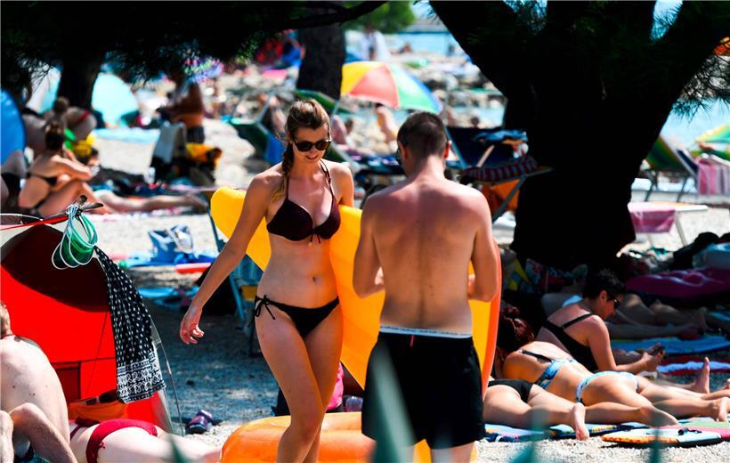 Wie viele Strände in Kroatien wird der in Crikvenica besonders stark von ausländischen Touristen besucht – immer mehr Staaten verhängen inzwischen wegen Corona-Rekordzahlen Reisewarnungen gegen das Land
