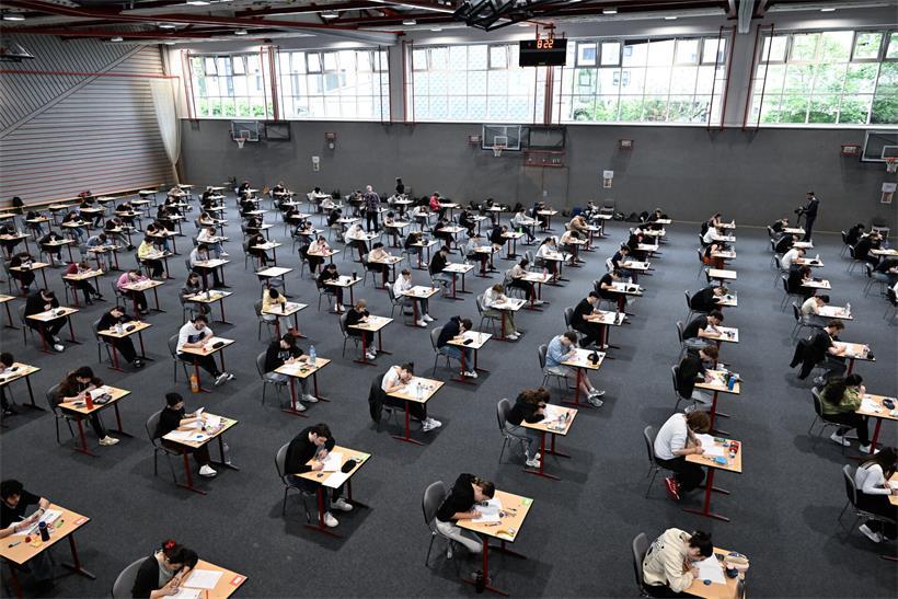 Zwei Première-Schüler teilen ihre Lerngeheimnisse für den Weg zum Spitzenabsolventen im Klassenzimmer.