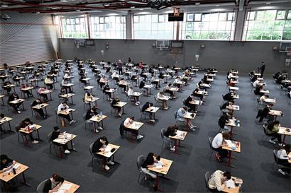 Zwei Première-Schüler teilen ihre Lerngeheimnisse für den Weg zum Spitzenabsolventen im Klassenzimmer.