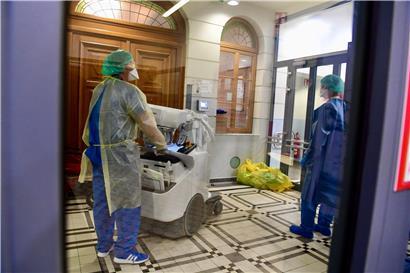 Wieder soll unter anderem das Krankenhauspersonal weiter belastet werden
