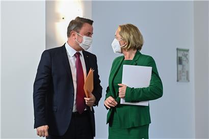 Wieder vereint: Premierminister Xavier Bettel freute sich, Gesundheitsministerin Paulette Lenert im Kampf gegen Covid-19 wieder an seiner Seite zu haben
