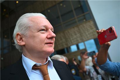 WikiLeaks-Gründer Julian Assange verließ am 26. Juni 2024 nach einem Schuldeingeständnis in einem Fall von Verschwörung zur Verbreitung von Verteidigungsinformationen das Gericht, wodurch das langjährige juristische Drama beendet wurde
