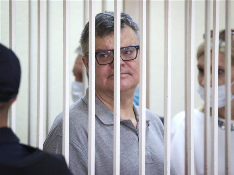 Wiktor Babariko steht in einem Käfig in einem Gerichtssaal am gestrigen Dienstag
