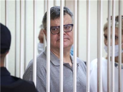 Wiktor Babariko steht in einem Käfig in einem Gerichtssaal am gestrigen Dienstag
