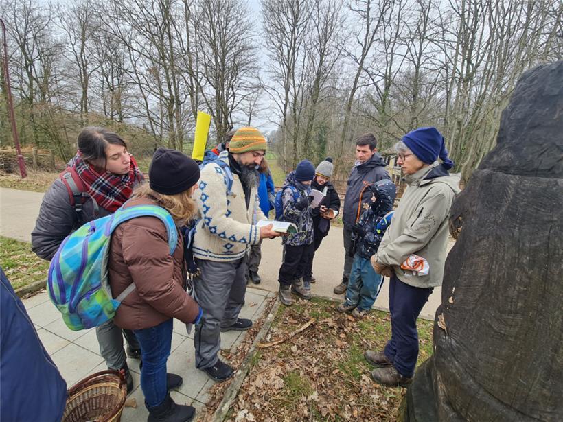 Wildkräuterexperte Marius Sinn erklärt den Teilnehmern genau, was sie so auf der Wanderroute finden können
