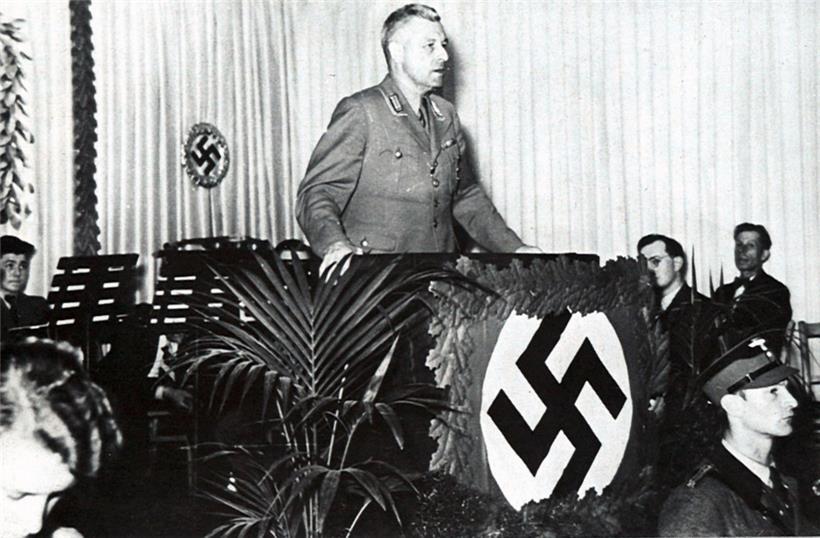 Wilhelm Diehl bei einer Rede in der Gewerbeschule in Esch/Alzette
