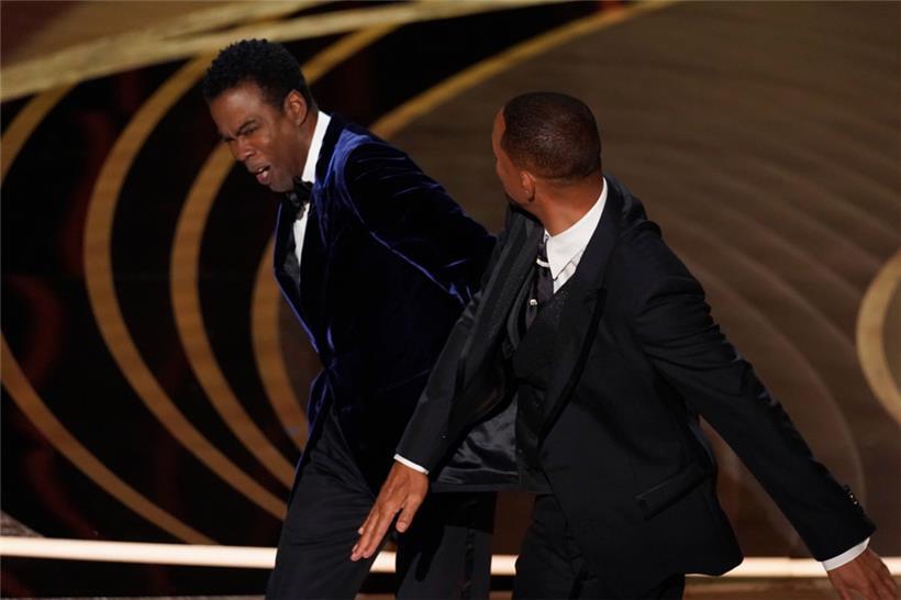 Will Smith (r) „schlägt“ Moderator Chris Rock auf der Bühne bei der 94. Verleihung der Academy Awards in Hollywood
