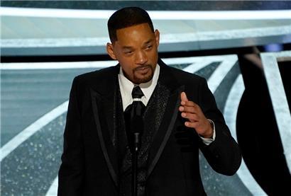 Will Smith weint, als er bei der 94. Verleihung der Academy Awards in Hollywood den Preis als bester Schauspieler für seine Rolle in dem Film „King Richard“ entgegennimmt
