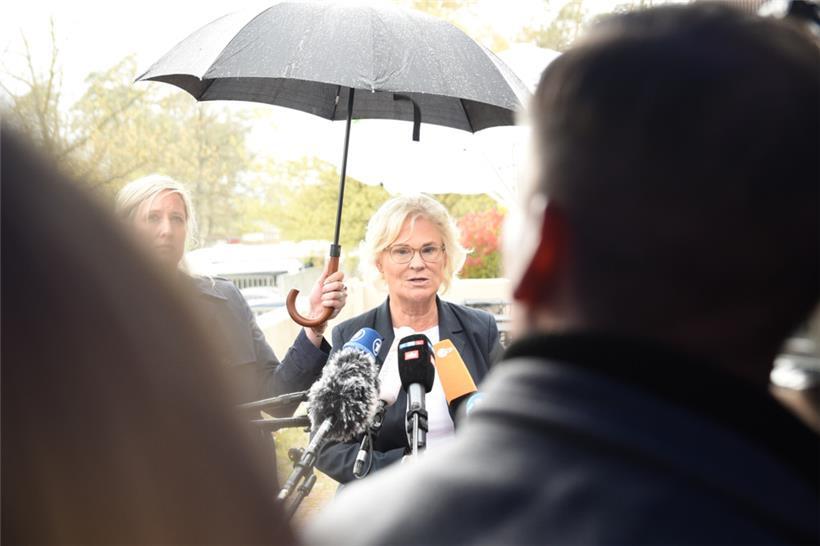 Will die Ukraine nicht im Regen stehen lassen: die deutsche Verteidigungsministerin Christine Lambrecht
